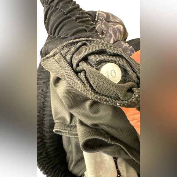 EUC Lululemon Hotty Hot Short- Women’s Size 10 - Picture 8 of 10